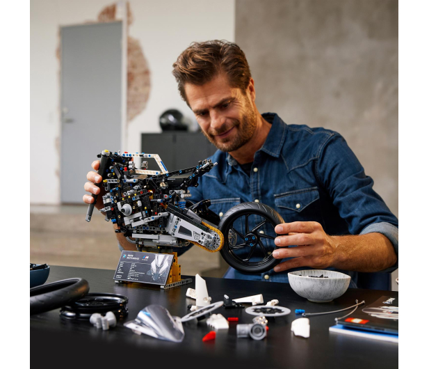 LEGO Technic™ 42130 BMW M 1000 RR - 1035519 - zdjęcie 5